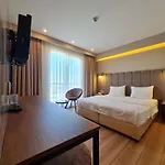 Air Boss Airport And Fair מלון 4*