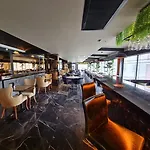 מלון Air Boss Airport And Fair
